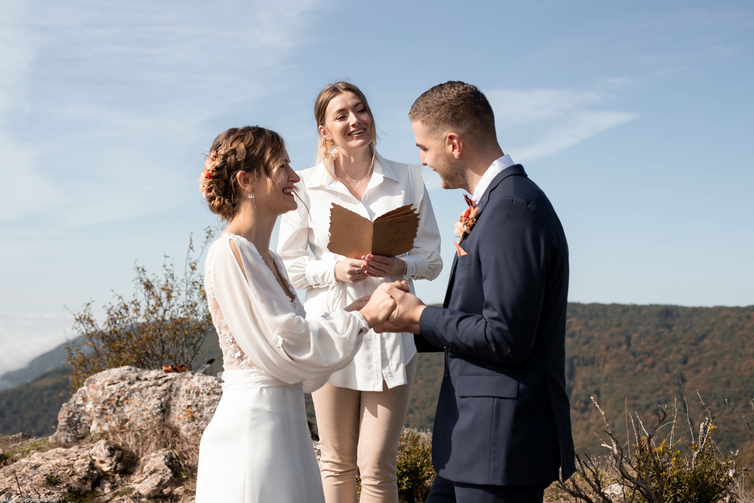 Devenir officiant(e) de cérémonie laïque : La formation ultime pour créer des moments inoubliables !