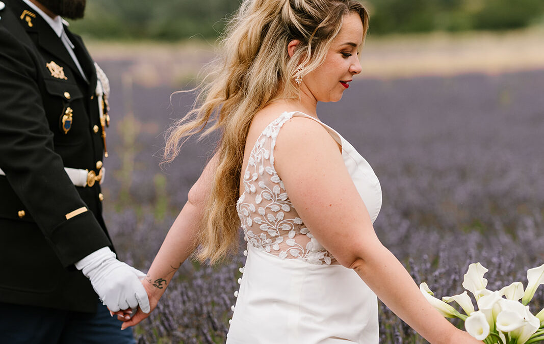 Couple marié échangeant un baiser lors d’une cérémonie laïque organisée après leur mariage civil