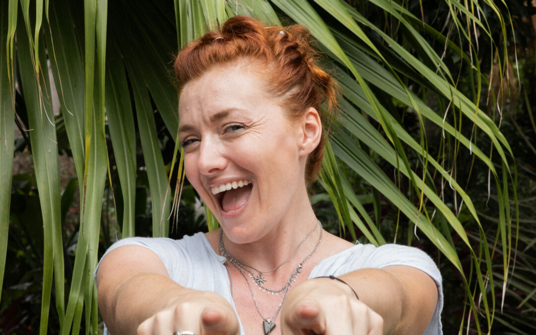 Officiante en pleine cérémonie laïque avec un couple ému, entouré d’invites